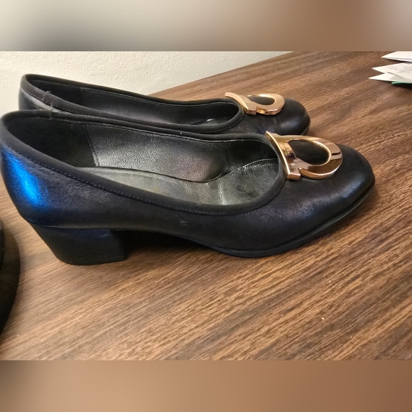 Salvatore Ferragamo Gancini size 9 black calf pump block heel gold hardware - Picture 2 of 7